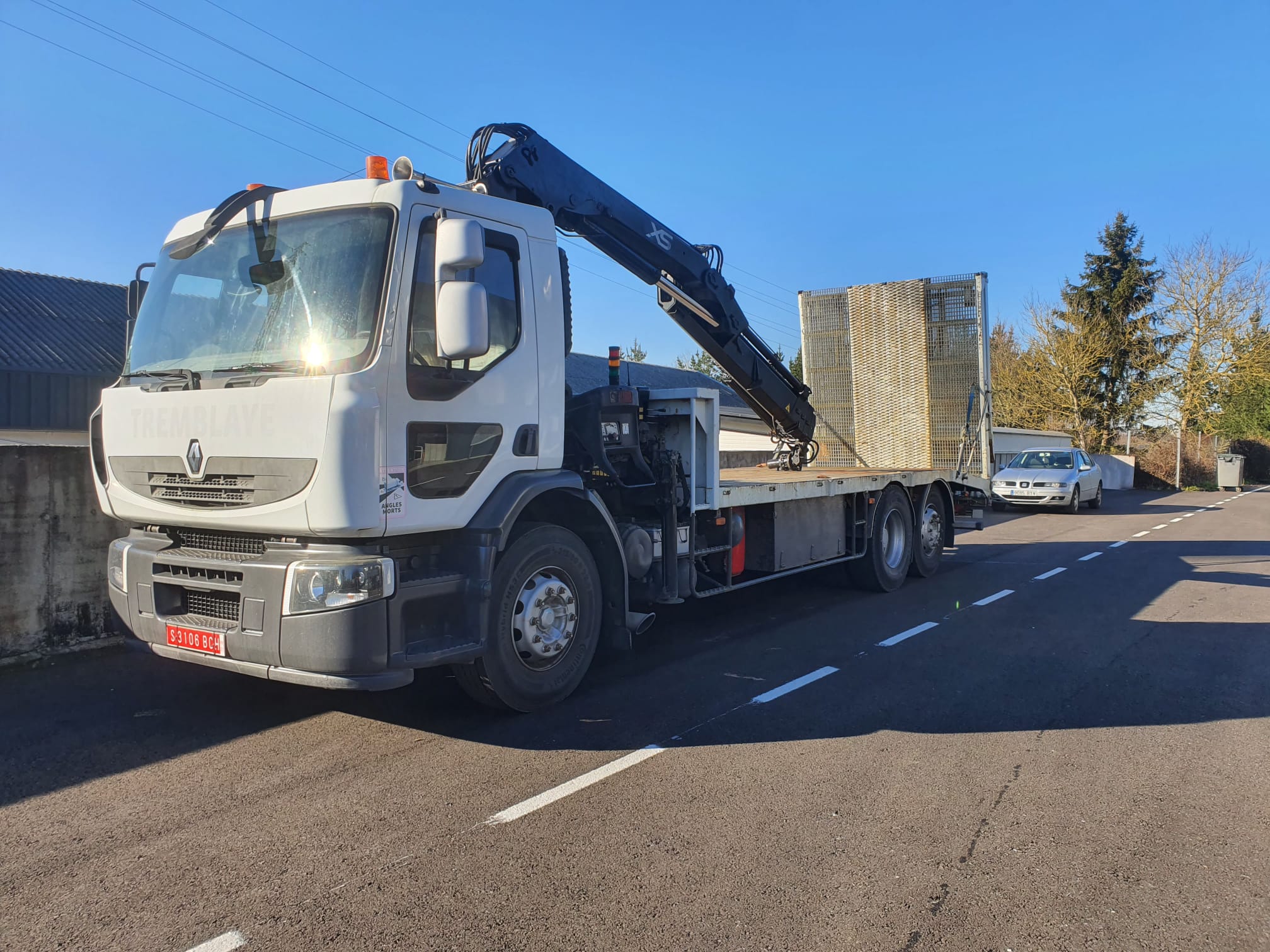 CAMIÓN RENAULT 6X2 PORTA-MAQUINARIA