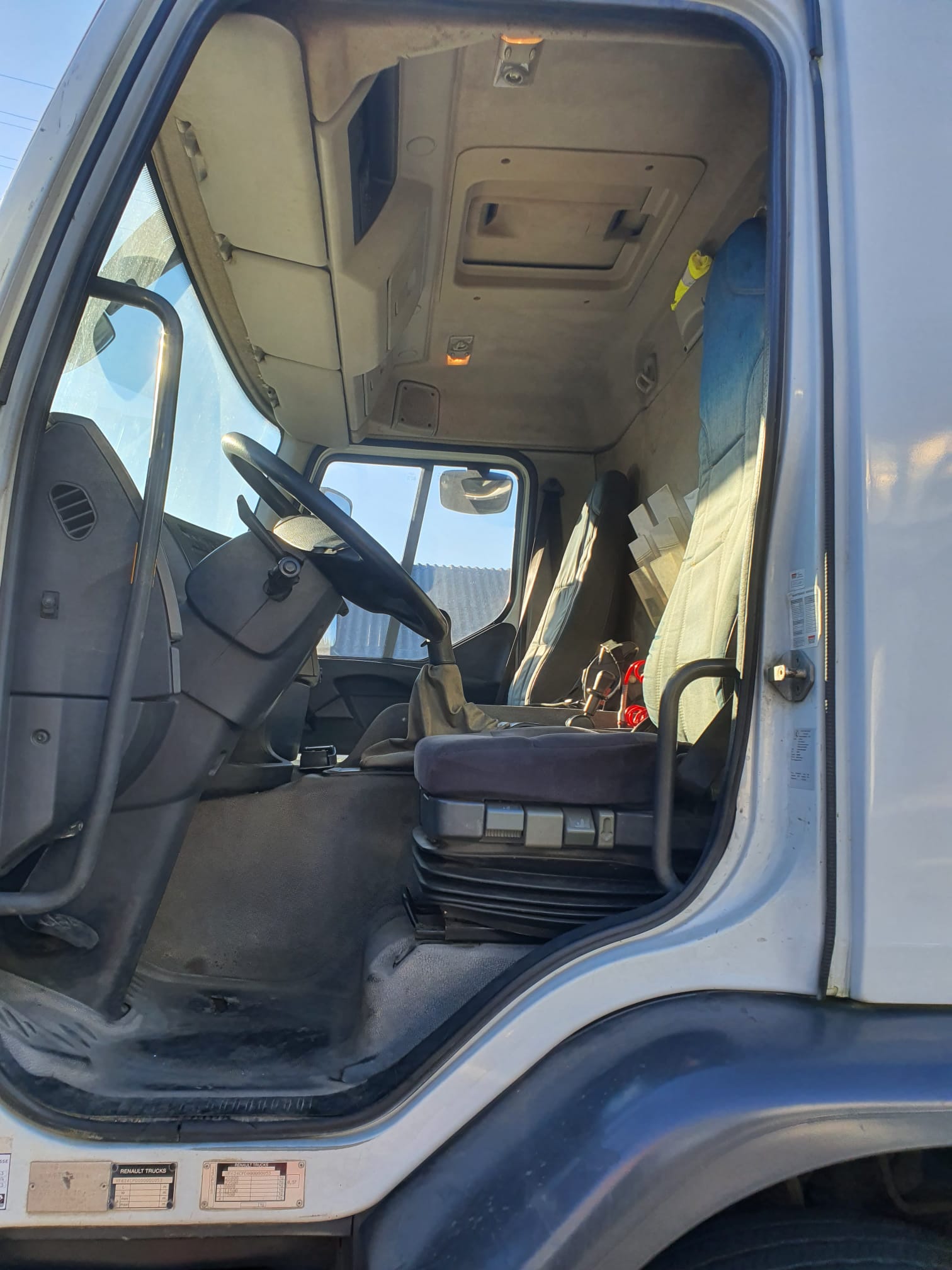 CAMIÓN RENAULT 6X2 PORTA-MAQUINARIA