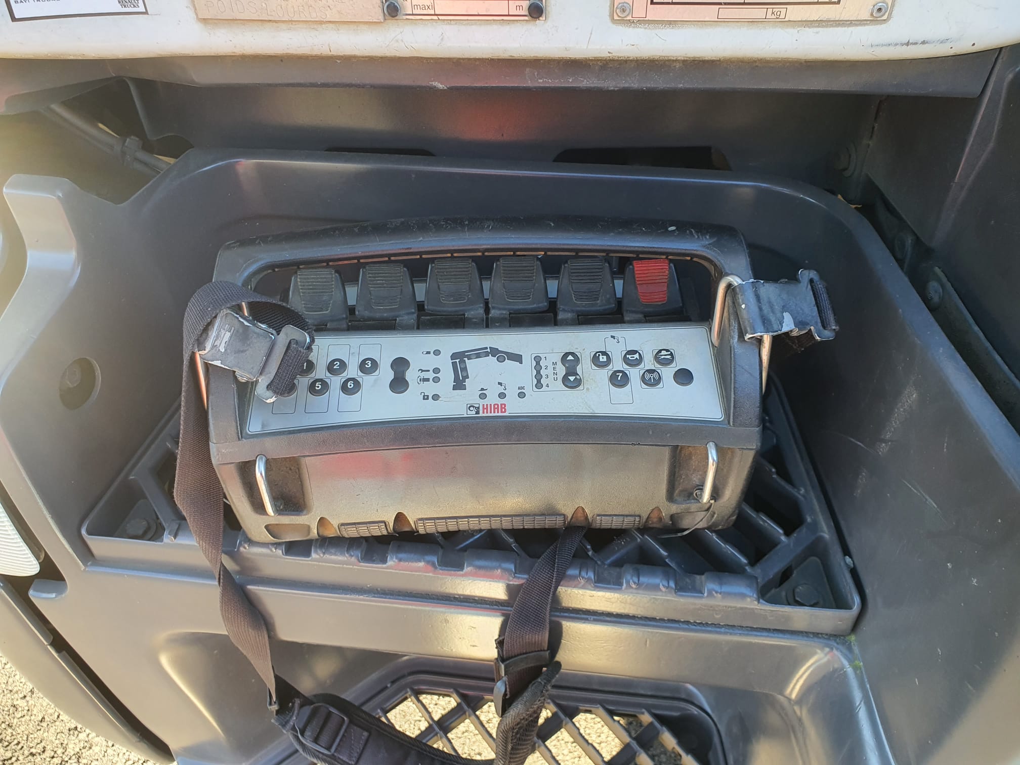 CAMIÓN RENAULT 6X2 PORTA-MAQUINARIA