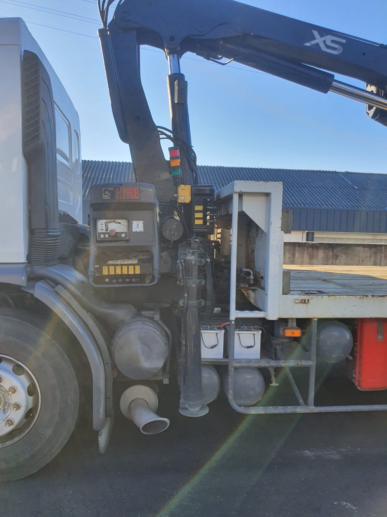 CAMIÓN RENAULT 6X2 PORTA-MAQUINARIA