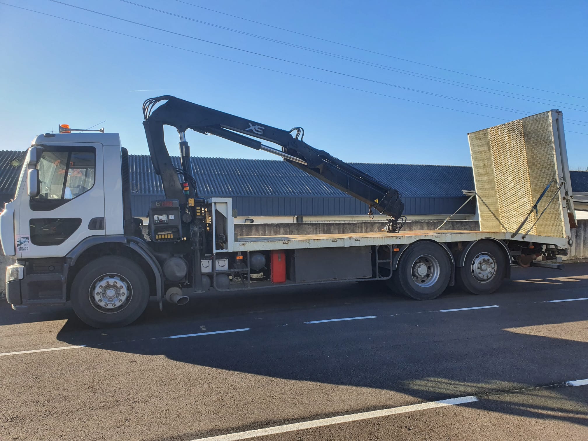 CAMIÓN RENAULT 6X2 PORTA-MAQUINARIA