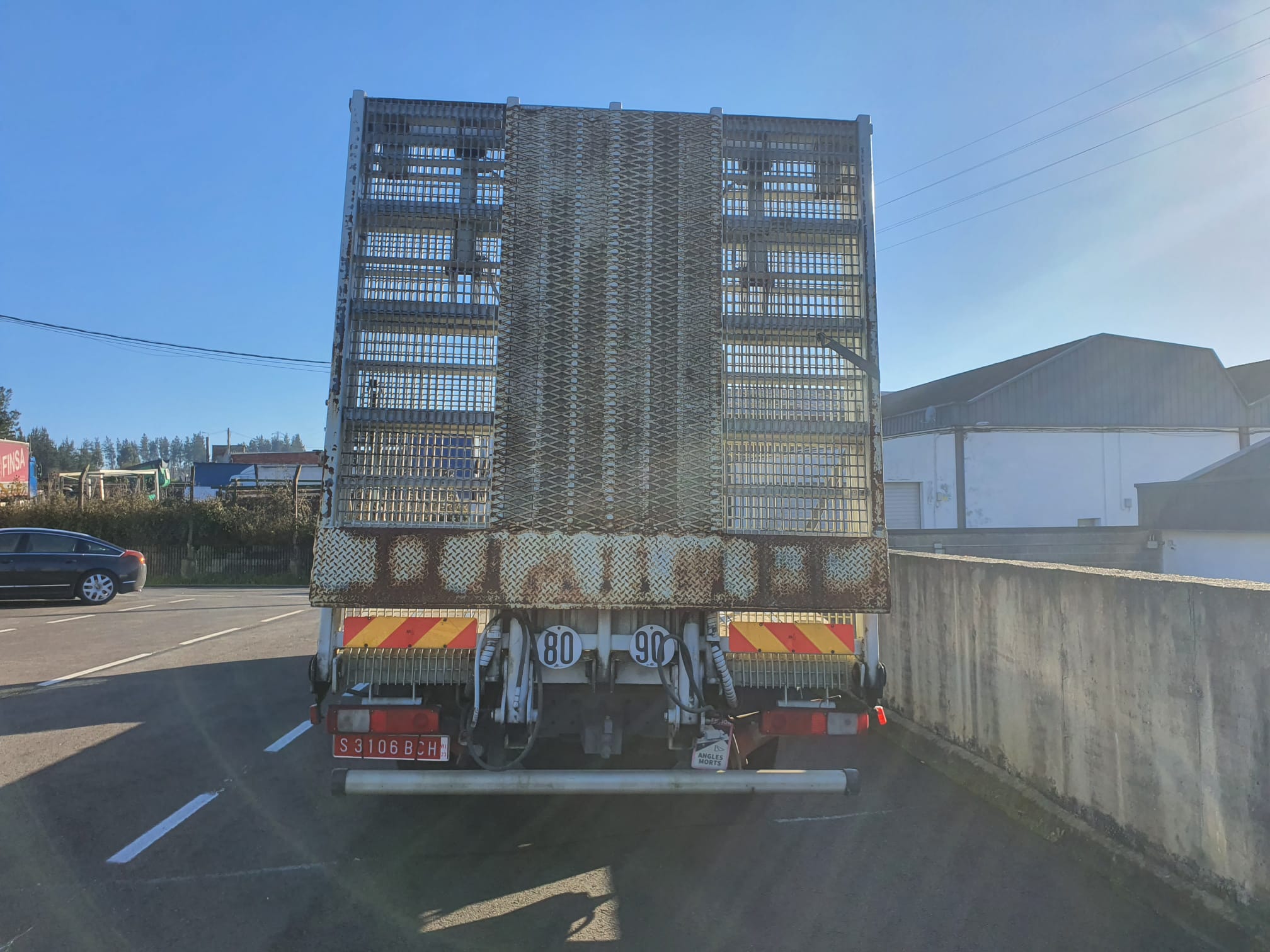 CAMIÓN RENAULT 6X2 PORTA-MAQUINARIA